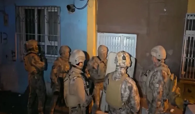 Suç örgütlerini öven ve silahlı paylaşım yapan 358 şüpheliye gözaltı