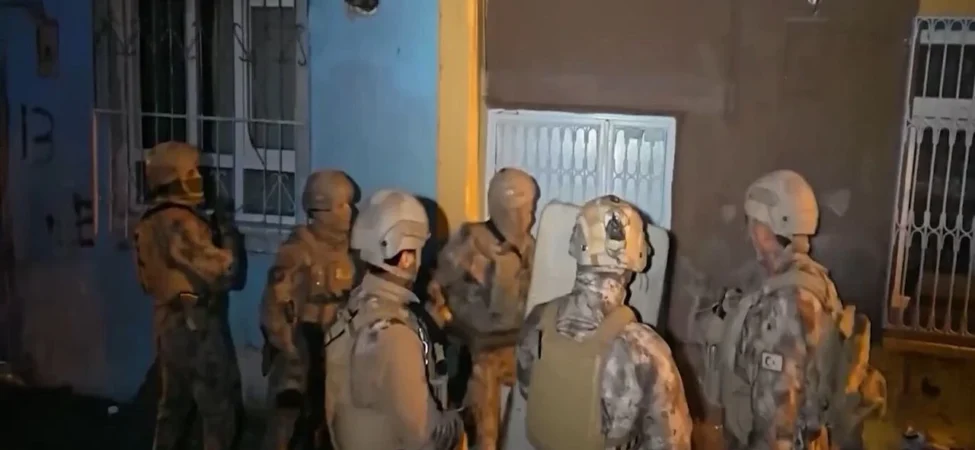 Suç örgütlerini öven ve silahlı paylaşım yapan 358 şüpheliye gözaltı