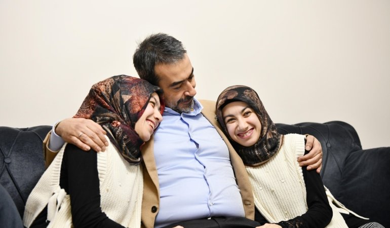 BAŞKAN HAKAN HAN ÖZCAN SÖZ VERDİ TUĞBA VE TUĞÇE’NİN UMRE HAYALİ GERÇEK OLUYOR!