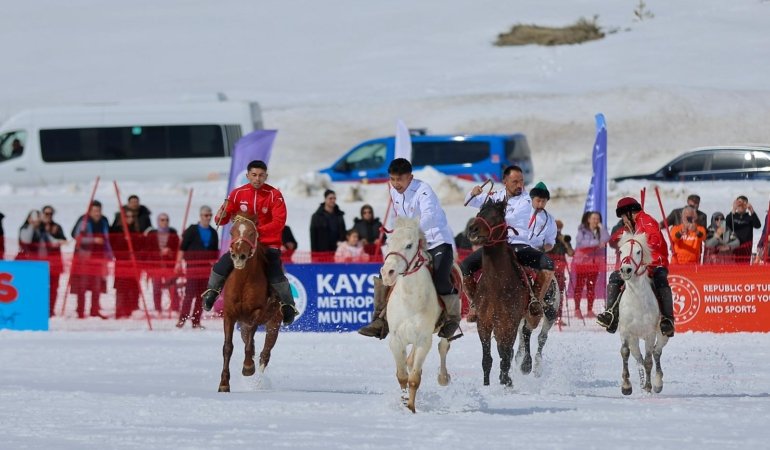 TÜRKİYE’DE BİR İLK! ERCİYES’İN ZİRVESİNDE ATA SPORUMUZ KÖKBÖRÜ HEYECANI