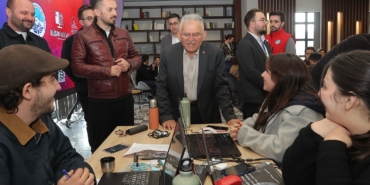 buyuksehirden-uzay-ve-teknoloji-hamlesine-guclu-destek-baskan-buyukkilic-genclerle-bulustu-1
