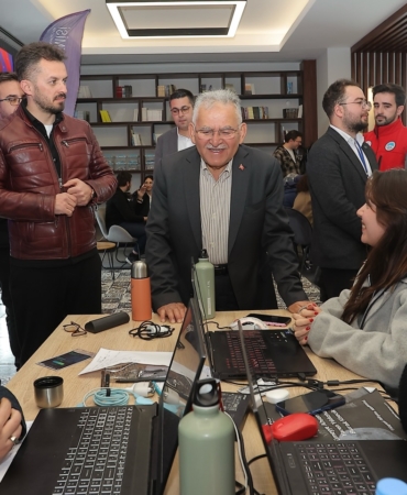 buyuksehirden-uzay-ve-teknoloji-hamlesine-guclu-destek-baskan-buyukkilic-genclerle-bulustu-1
