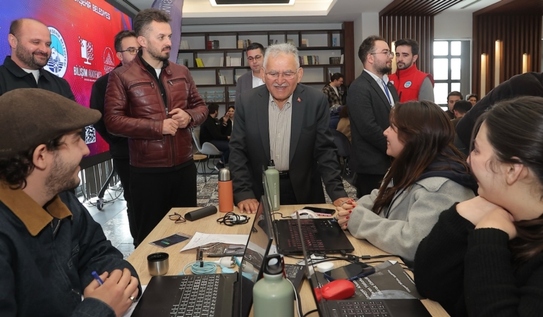 Başkan Büyükkılıç Bilişim Akademisi’ndeki Gençlerle Buluştu