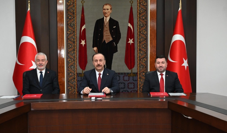 Isparta Belediyesi 3 okula daha halı saha kazandırıyor