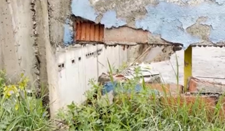 Başkent Ankara’da sağanak sonrası istinat duvarı çöktü, dereler taştı