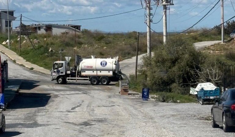 CHP’li Didim Belediyesi vidanjör atığını sokağa boşalttı