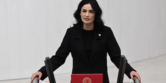 ak-partili-sarbastan-chp-lideri-ozele-cercioglu-yaniti-baskanimizin-topuk-sesleri-sizleri-urkutmus