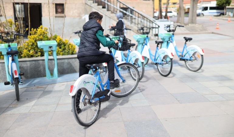 Aksaray Belediyesi’nden Çevreci Ulaşım Hamlesi: Akıllı Bisikletler Yeniden Yollarda
