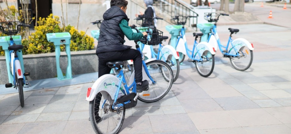 aksaray-belediyesinden-cevreci-ulasim-hamlesi-akilli-bisikletler-yeniden-yollarda