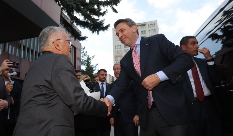 Bakan Bayraktar’dan Başkan Büyükkılıç’a: “Kayseri, Türkiye’nin Gözbebeği”