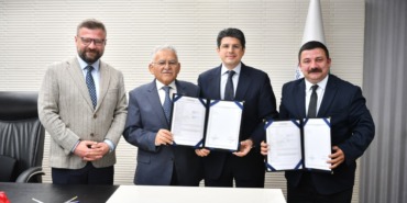 baskan-buyukkilic-erciyeste-turkiyenin-en-uzun-ve-en-iddiali-dag-kizagi-tesisi-icin-imzayi-atti