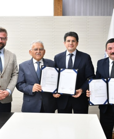 baskan-buyukkilic-erciyeste-turkiyenin-en-uzun-ve-en-iddiali-dag-kizagi-tesisi-icin-imzayi-atti