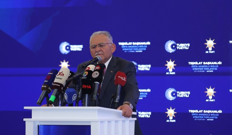 Başkan Büyükkılıç’tan Strateji Toplantısı’nda “Birlik, Hizmet ve Kayseri Modeli” Mesajı