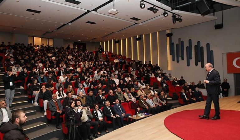 Başkan Özlü gençlere hem kariyer sırlarını hem de yeni hayalini anlattı