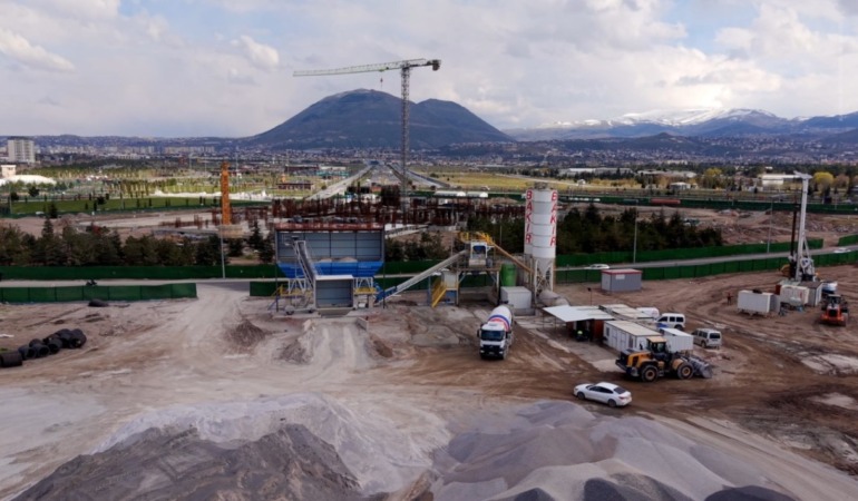 Büyükşehir’de Pazar Günü de Durmak Yok: Kartal Katlı Kavşağı’nda Hummalı Çalışma