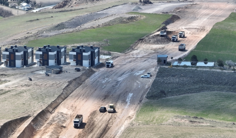 Kayseri’de Ertuğrulgazi Mahallesi’nde yeni imar yollarının yapımı sürüyor