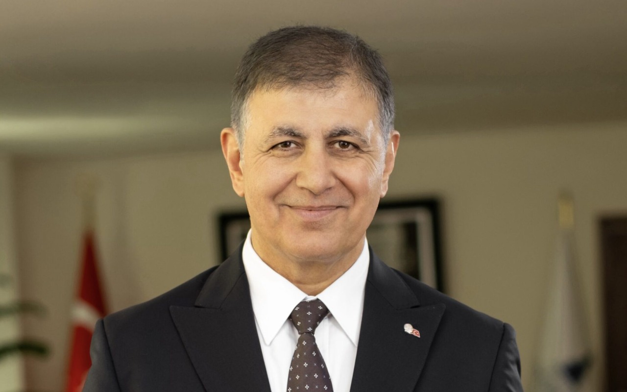 Cemil Tugay’dan AK Parti’ye çağrı: “İzmirlinin gönlüne girmenin yolu hizmet etmektir”