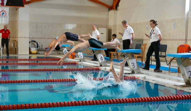 Düzce Belediyesi 5. Geleneksel 23 Nisan Yüzme Şenliği’nde Şampiyonlar Belli Oldu
