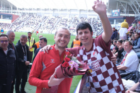 elazig-belediyesinden-anlamli-organizasyon-ozel-bireyler-tribunde-elazigsporun-yanindaydi