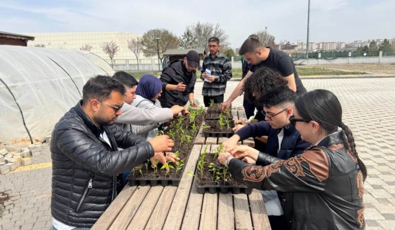 Geleceğin Ziraatçileri Kayseri’de Sahaya İndi: Üniversitelilere “Uygulamalı Organik Tarım” Eğitimi