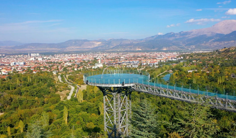 Isparta’daki cam seyir terası 1 milyon 100 bin kişiyi ağırladı