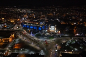 kayseri-buyuksehir-tarihi-surlari-mavi-isikla-aydinlatarak-otizm-farkindaligina-dikkat-cekti-30