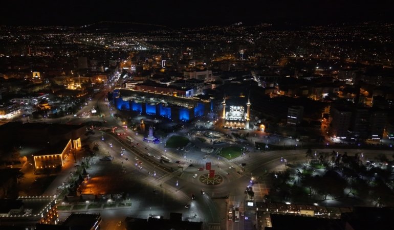 Kayseri Büyükşehir, Tarihi Surları Mavi Işıkla Aydınlatarak Otizm Farkındalığına Dikkat Çekti