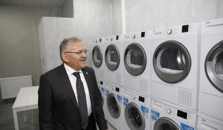 Kayseri Büyükşehir’den Eğitime Destek: Ücretsiz Çamaşır Yıkama Hizmeti Gençlerden Tam Not Aldı