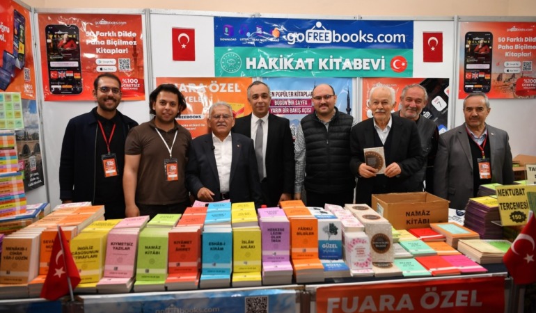 Kayseri Kitap Fuarı’nda Rekor Katılım: Başkan Büyükkılıç’a Kitapseverlerden Yoğun İlgi