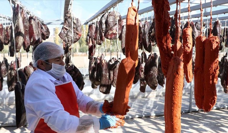 KAYSERİ PASTIRMASI AVRUPA’YI FETHETTİ: YÖREX’TE GASTRONOMİ ZAFERİ!