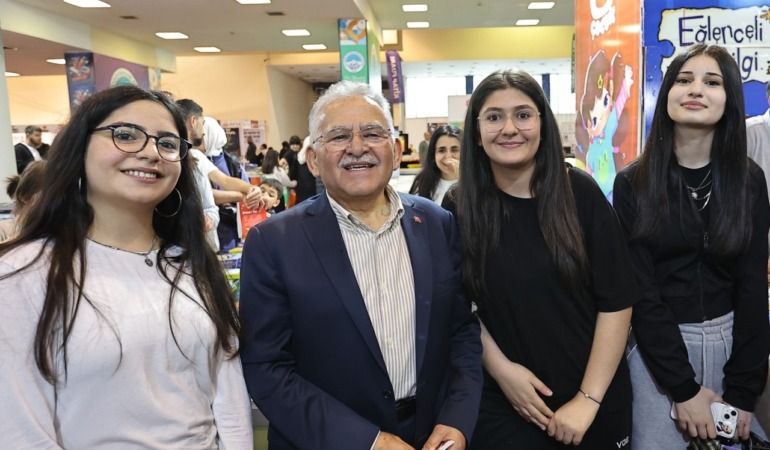 Kayseri’de Kültür Sanat Buluşması: Başkan Büyükkılıç, Bahadır Yenişehirlioğlu Söyleşisine Katıldı