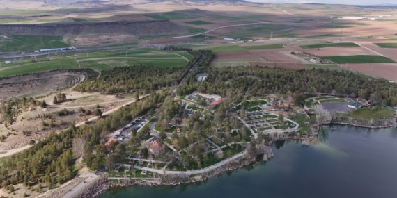Kayseri’nin Yeni Cazibe Merkezi Sarımsaklı Barajı: Yenilenen Mesire Alanına Vatandaşlardan Tam Not
