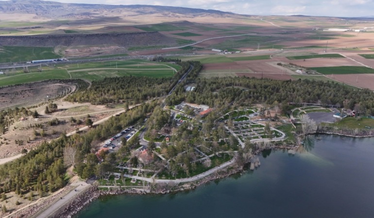 Kayseri’nin Yeni Cazibe Merkezi Sarımsaklı Barajı: Yenilenen Mesire Alanına Vatandaşlardan Tam Not