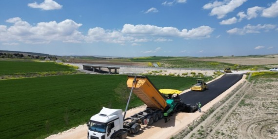 kirsalda-ulasim-hamlesi-buyuksehir-14-kilometrelik-grup-yolunu-asfaltla-bulusturuyor