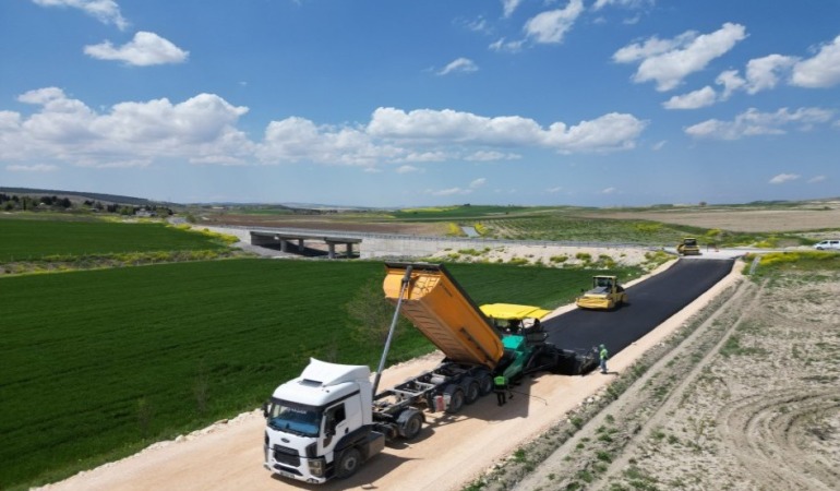 Kırsalda Ulaşım Hamlesi: Büyükşehir 14 Kilometrelik Grup Yolunu Asfaltla Buluşturuyor