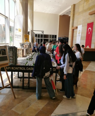 konya-buyuksehir-belediyesi-sehir-estetigi-atolyesi-genclerle-bulustu-bolgesel-kariyer-fuarina-damga-vurdu