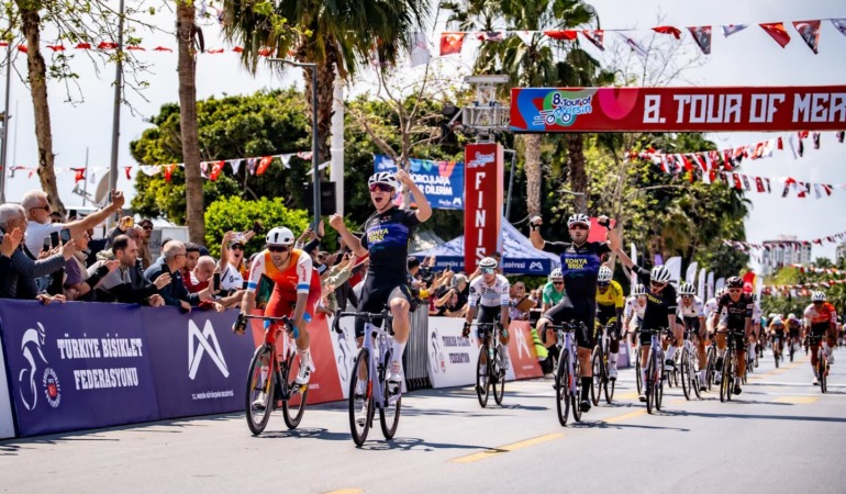 Konya Büyükşehir Belediyespor Pistte ve Sahada Engel Tanımıyor: Şampiyonluklar Peş Peşe Geldi