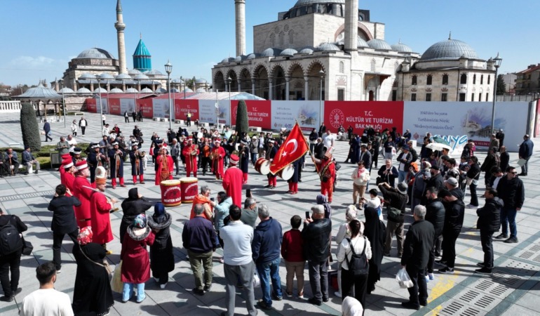 Konya Meydanlarında Tarihi Rüzgar: Büyükşehir Mehter Takımı’ndan Coşkulu Konserler