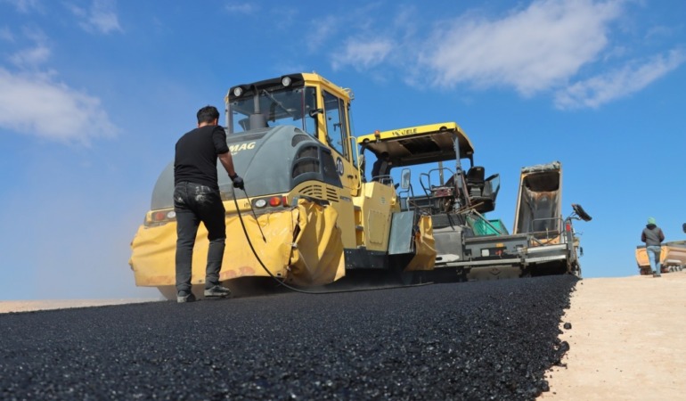 Şanlıurfa Kırsalında Ulaşım Konforu Artıyor: Modern Grup Yolunda Asfalt Mesaisi Tamamlandı