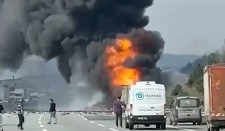 Kuzey Marmara Otoyolu’nda tırda yangın çıktı: Yol trafiğe kapatıldı