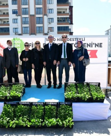 yesilyurt-belediyesinden-ureticiye-devasa-destek-300-bin-sebze-fidesi-toprakla-bulusuyor