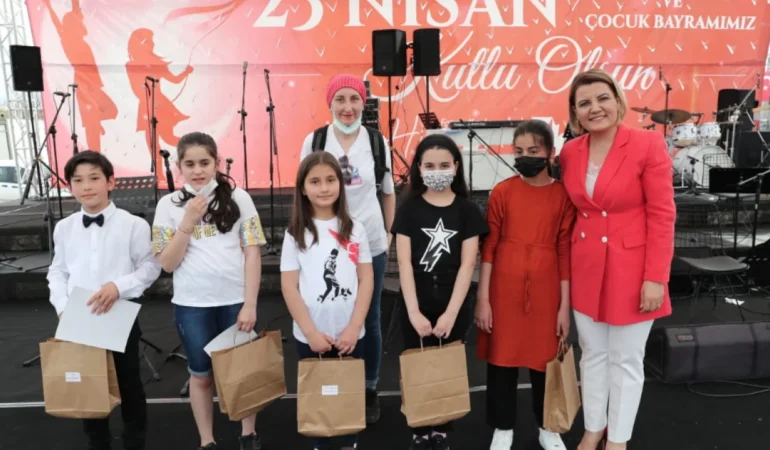 CHP istismar sezonunu açtı: Kendi asmadıkları Atatürk’ü yapıştırdılar