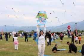 aydin-semalari-renklendi-baskan-cercioglundan-cocuklara-coskulu-ucurtma-senligi