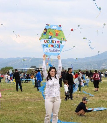 aydin-semalari-renklendi-baskan-cercioglundan-cocuklara-coskulu-ucurtma-senligi