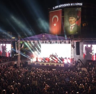 aydinda-19-mayis-coskusu-buyuksehir-belediyesi-bayrami-40-bin-aydinliyla-kutladi