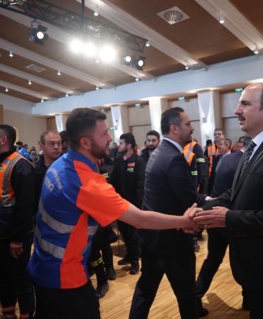 baskan-altay-buyuksehir-ve-koski-personeliyle-bayramlasti-konya-icin-gece-gunduz-calismaya-devam-edecegiz