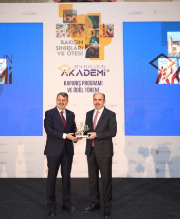 baskan-altaya-ibn-haldun-universitesinden-anlamli-odul-genclik-projeleri-takdir-topladi