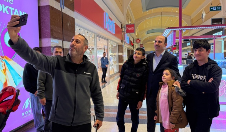 Başkan Altay’dan Alışveriş Merkezinde Esnaf ve Vatandaş Ziyareti: “Gönül Belediyeciliği” Sahada