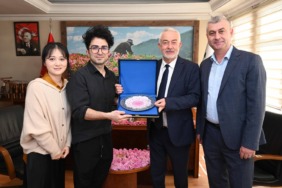 baskan-basdegirmen-cinli-sosyal-medya-fenomenine-isparta-gulunu-anlatti-dunyanin-en-buyuk-takipci-kitlesine-gul-tanitimi