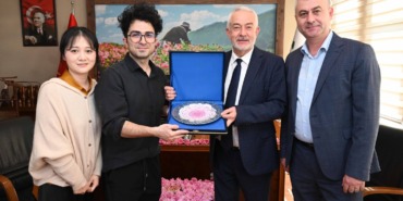 baskan-basdegirmen-cinli-sosyal-medya-fenomenine-isparta-gulunu-anlatti-dunyanin-en-buyuk-takipci-kitlesine-gul-tanitimi